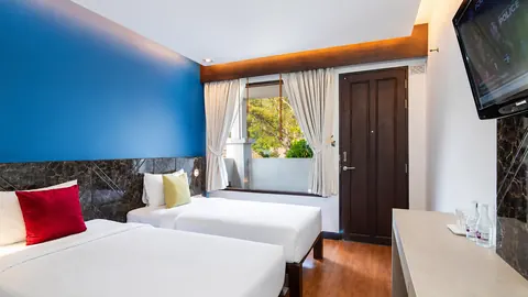 Deluxe Twin Room image 6