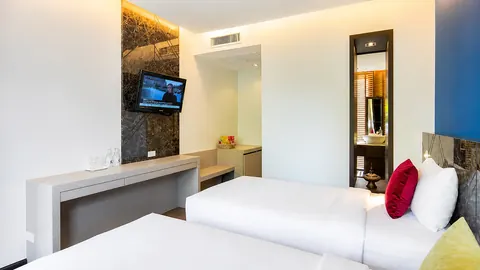 Deluxe Twin Room image 7