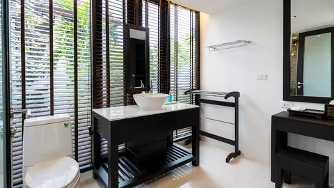 Deluxe Twin Room image 8